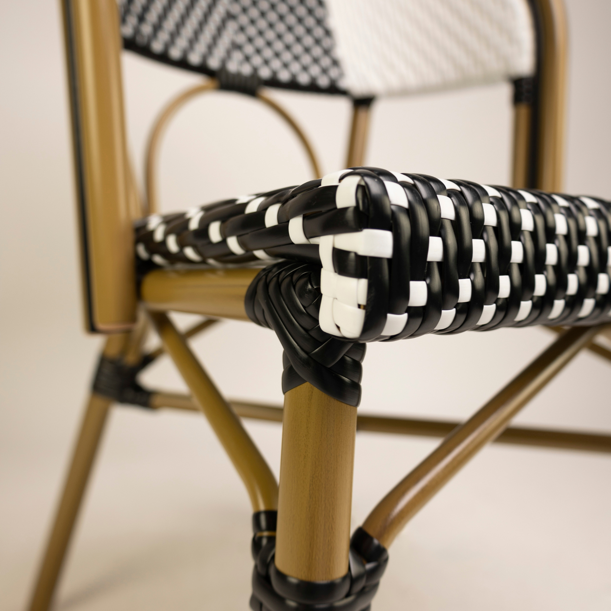 Scaun exterior Santa Cruz cu cadru din aluminiu maro, negru/alb Scaun exterior Santa Cruz cu cadru din aluminiu maro, negru/alb