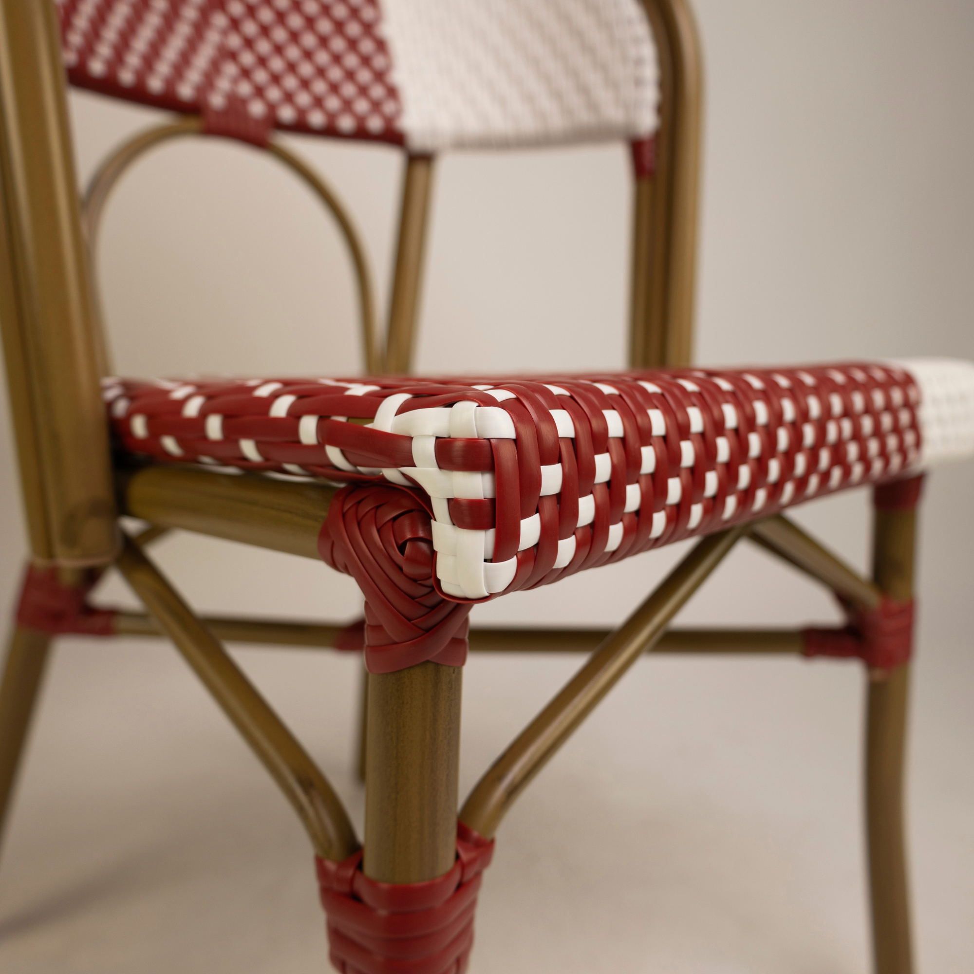 Scaun exterior Santa Cruz cu cadru din aluminiu maro, rosu/alb Scaun exterior Santa Cruz cu cadru din aluminiu maro, rosu/alb